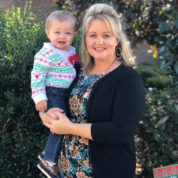 Meet your Posher, Lisa ๐๐ป - Picture 3 of 3